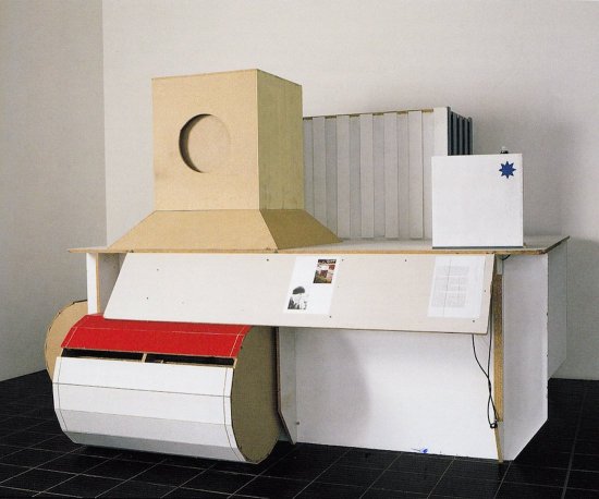 Manfred Pernice, Strandgut, 1999,Press-Spanplatten, Holz, Farbe, Farbkopien,220 x 220 x 150 cm
